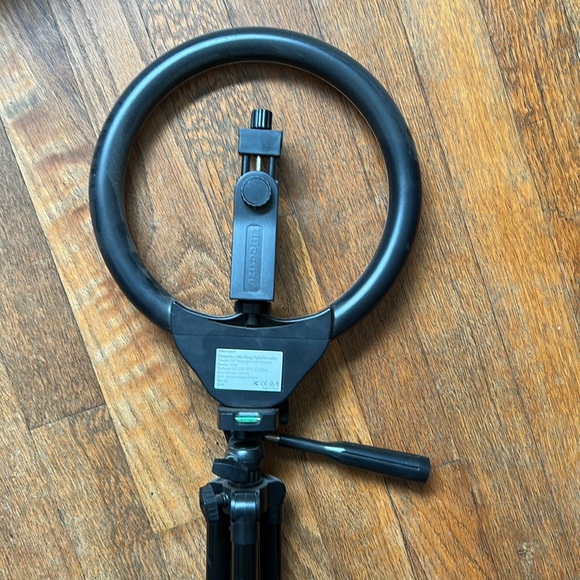 Complete ring light kit with phone mount, tripod, adjustable light levels. - Picture 5 of 6